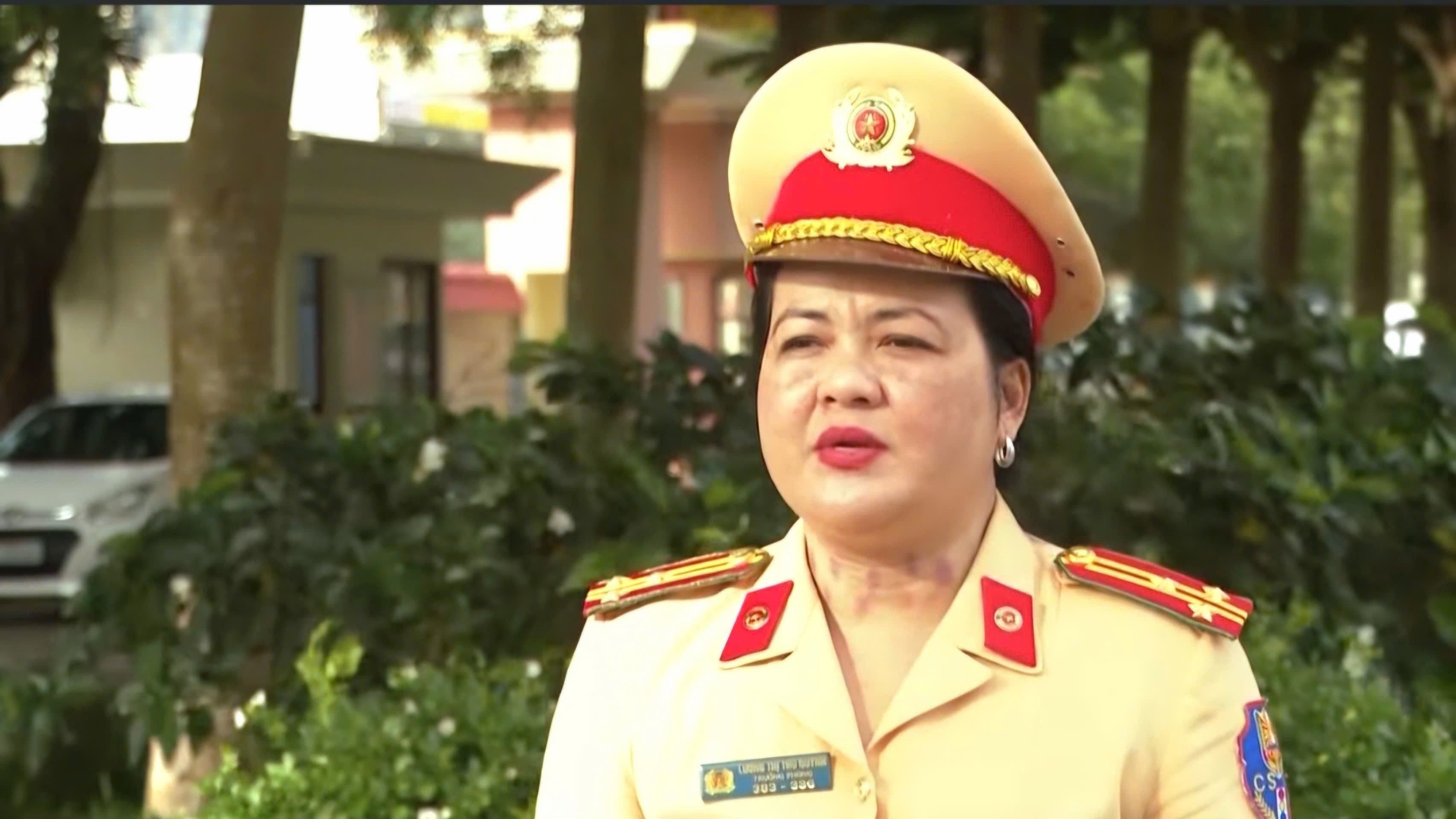 Nữ sĩ quan cảnh sát giao thông, có thể là Thượng tá Lương Thị Thu Quỳnh, đại diện cho sự quyết liệt trong thực thi pháp luật