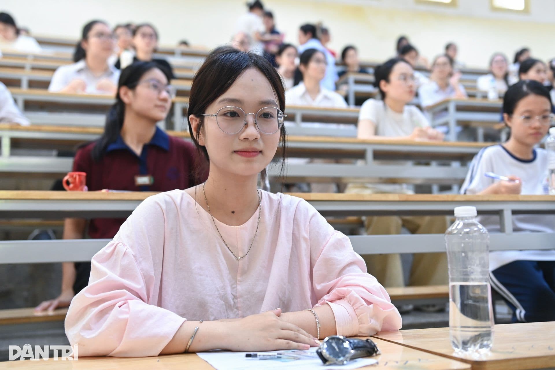 Nữ sinh chăm chú trong lớp học, thể hiện sự nghiêm túc và giá trị bền vững của việc học và nghề giáo.