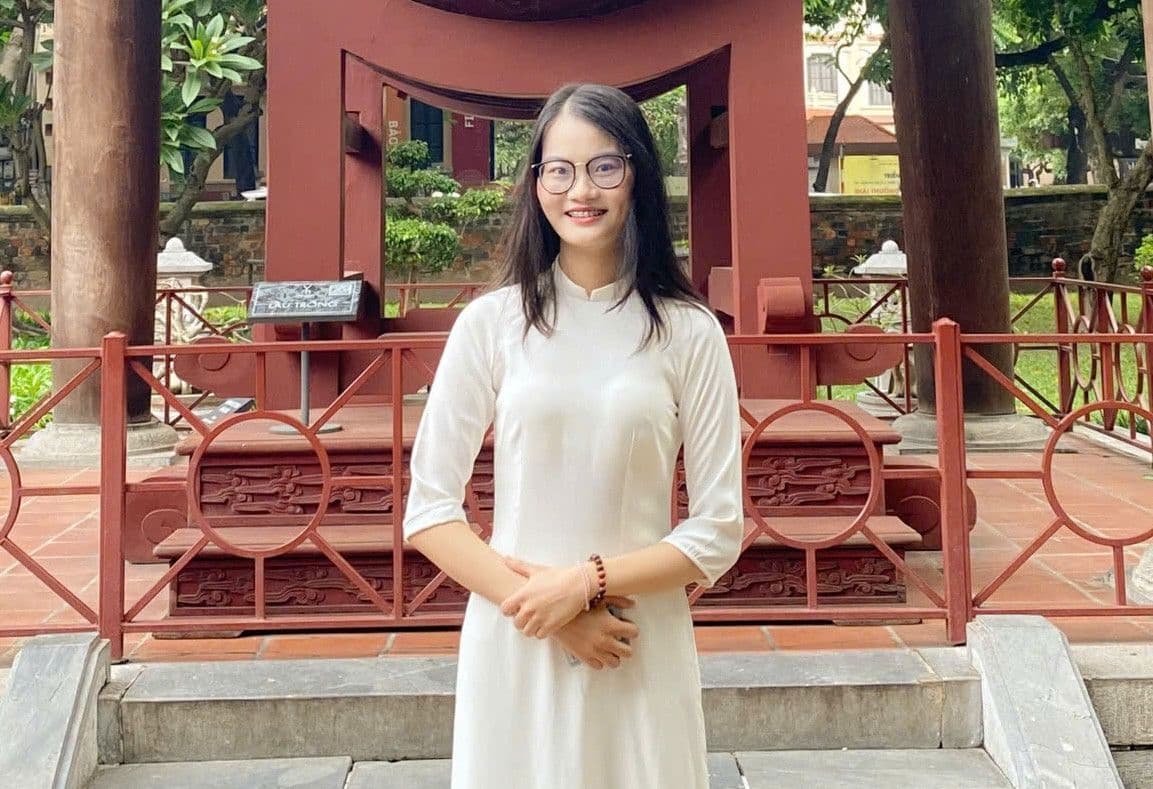 Nữ sinh Nguyễn Minh Hiền trong trang phục áo dài trắng truyền thống, đại diện cho hình ảnh sinh viên y khoa