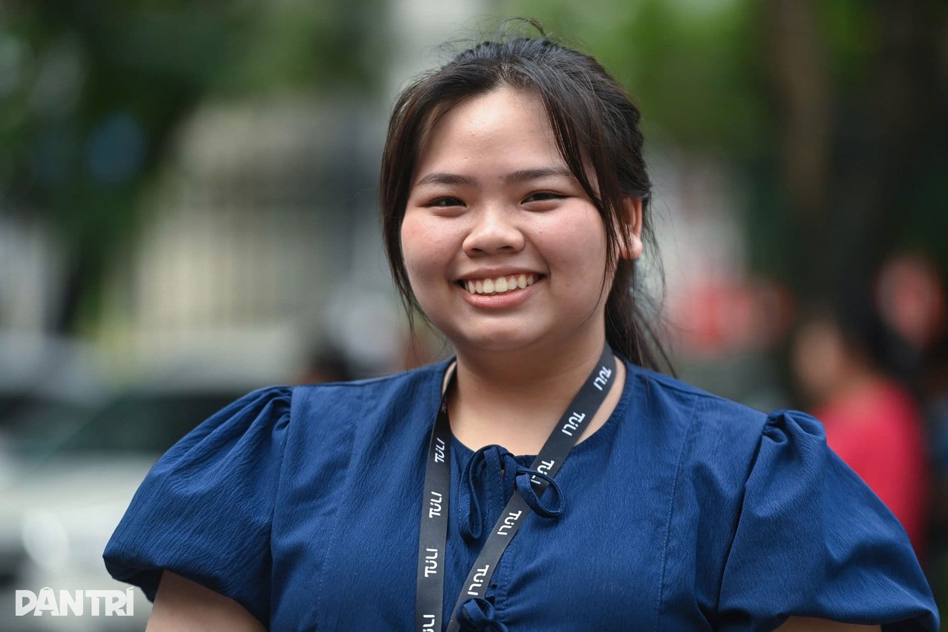 Nữ sinh thế hệ Z với nụ cười rạng rỡ, thể hiện kỳ vọng vào một nghề giáo hiện đại và ý nghĩa.