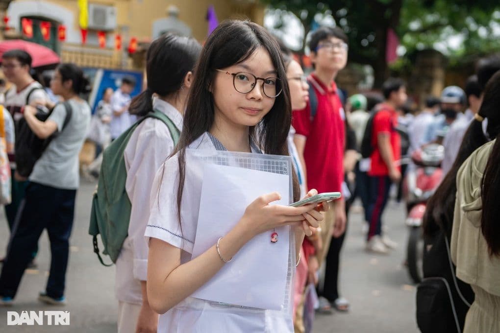 Nữ sinh tra cứu điểm thi vào lớp 10 Hà Nội, thể hiện sự hồi hộp và mong chờ kết quả.