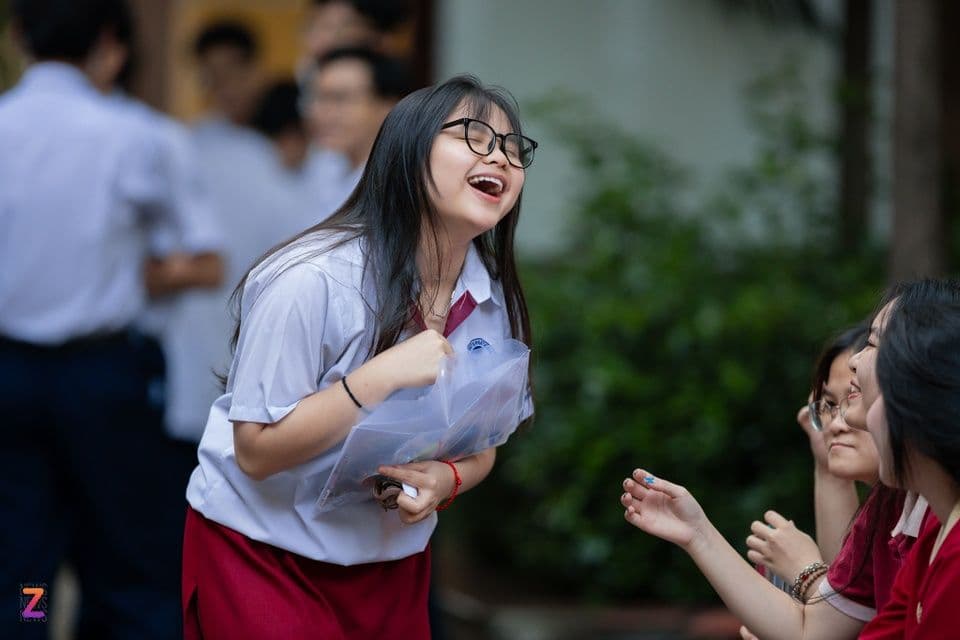 Nữ sinh viên vui vẻ, biểu tượng cho lợi ích và sự hỗ trợ tài chính từ chính sách BHYT mới dành cho học sinh, sinh viên.