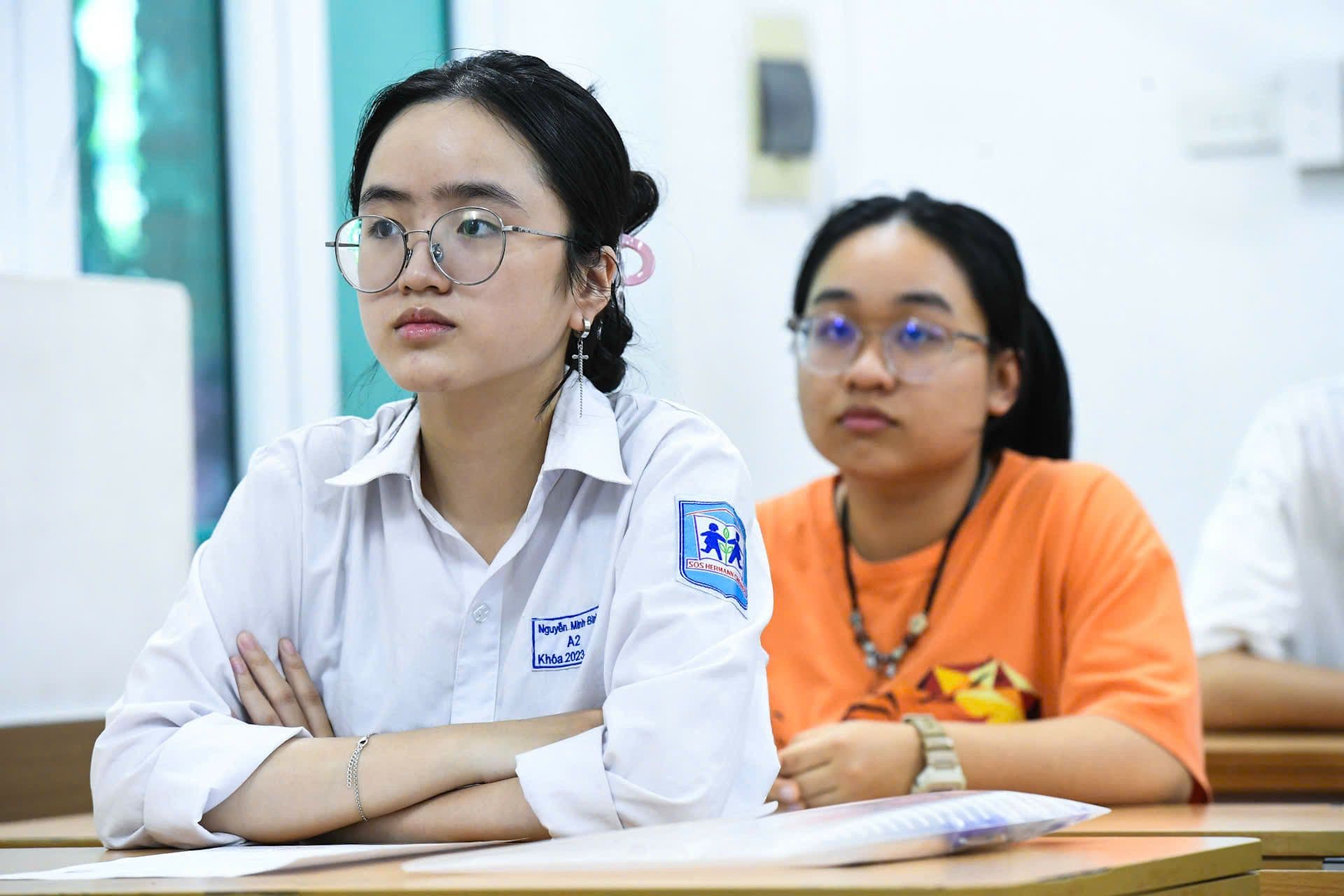 Nữ sinh Việt Nam tập trung làm bài thi, thể hiện sự nghiêm túc trong học tập và quá trình đánh giá bằng cấp.