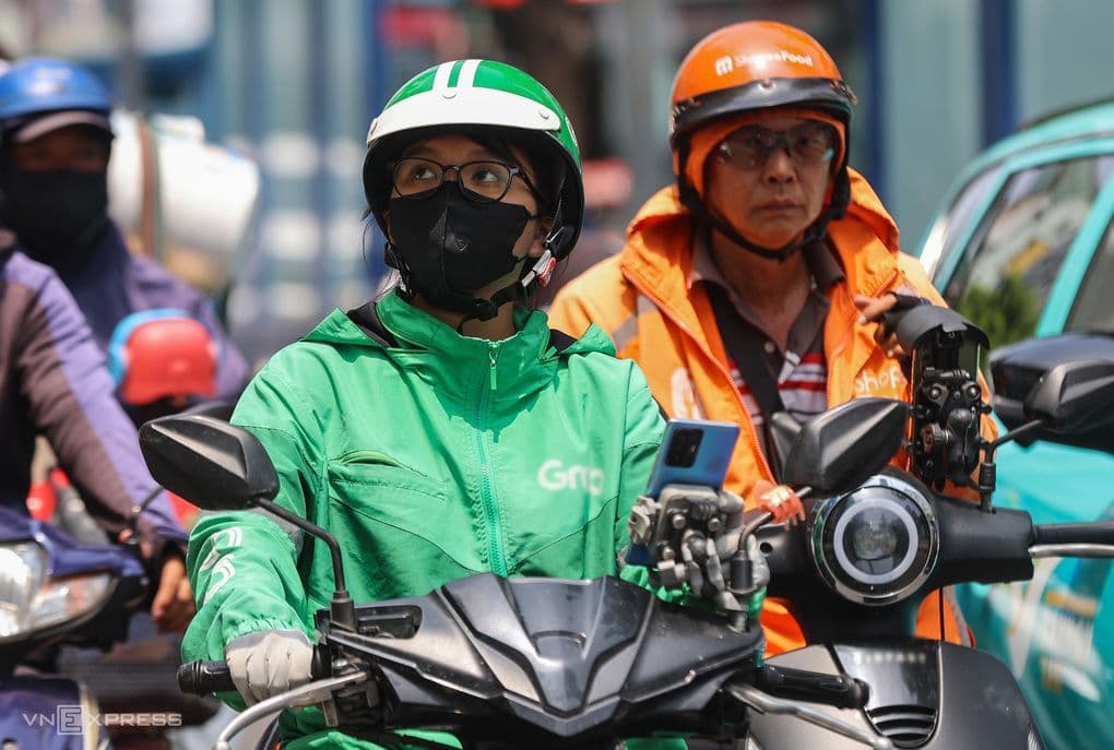 Nữ tài xế xe công nghệ Grab trên đường phố TP HCM, đại diện cho lực lượng lao động nền tảng đang phát triển.
