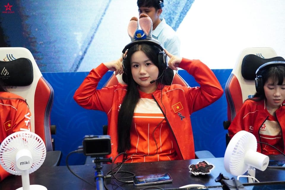 Nữ tuyển thủ Esports Đỗ Kỳ Duyên (Celine) trong trang phục đội tuyển Việt Nam, đeo tai nghe gaming, tại một giải đấu.