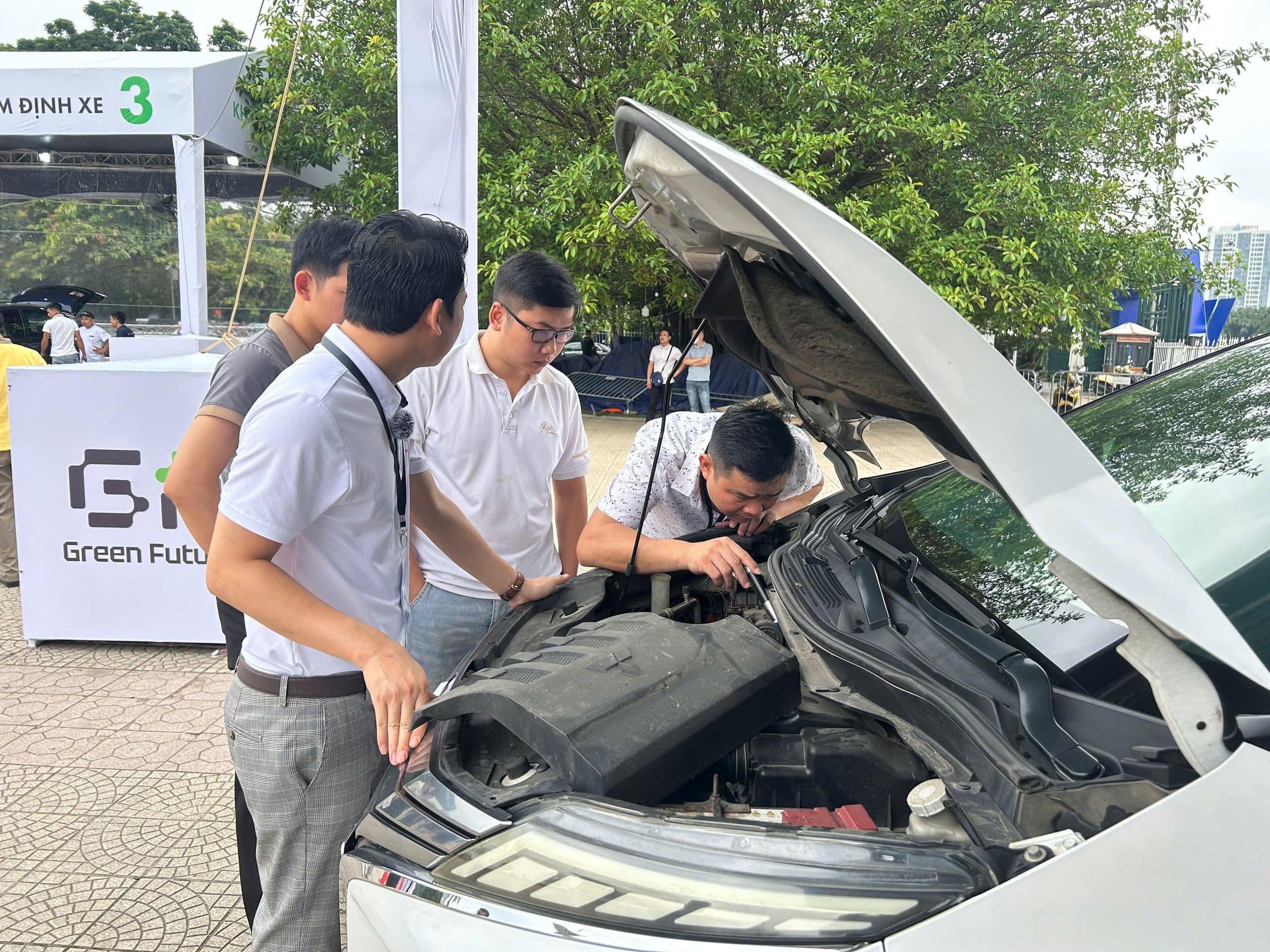Đơn vị Green Future thẩm định xe xăng cũ cho khách hàng đổi xe điện VinFast.