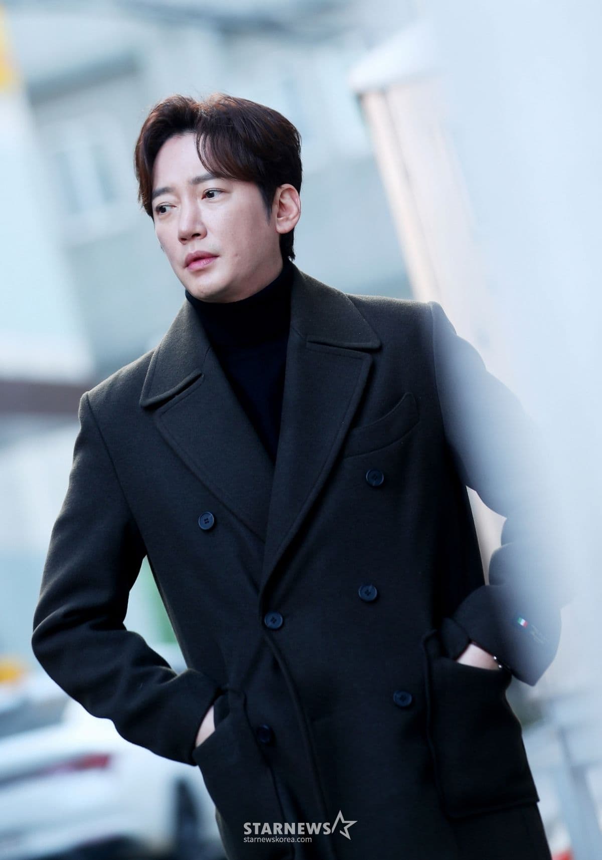 Nam diễn viên Lee Sang Bo với ánh nhìn xa xăm, gợi lên hành trình nghệ thuật và những góc khuất trong cuộc đời anh.