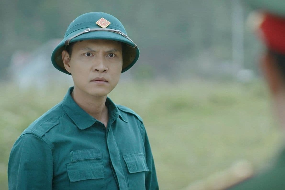 Nam diễn viên trong trang phục quân đội, thể hiện nội dung phim truyền hình đặc sắc của VTV1