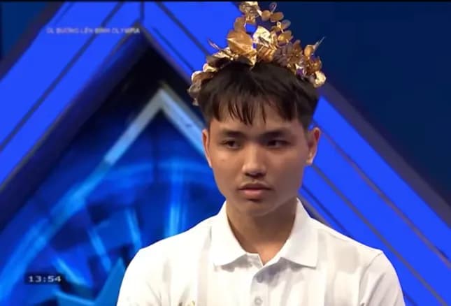 Nam sinh THPT chuyên Thái Bình Hoàng Công Nguyên giành chiến thắng.