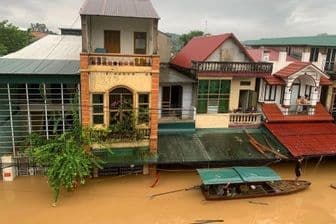 Nước sông Hồng dâng cao nhấn chìm nhiều ngôi nhà ở Lào Cai, thể hiện mức độ nghiêm trọng của lũ lụt