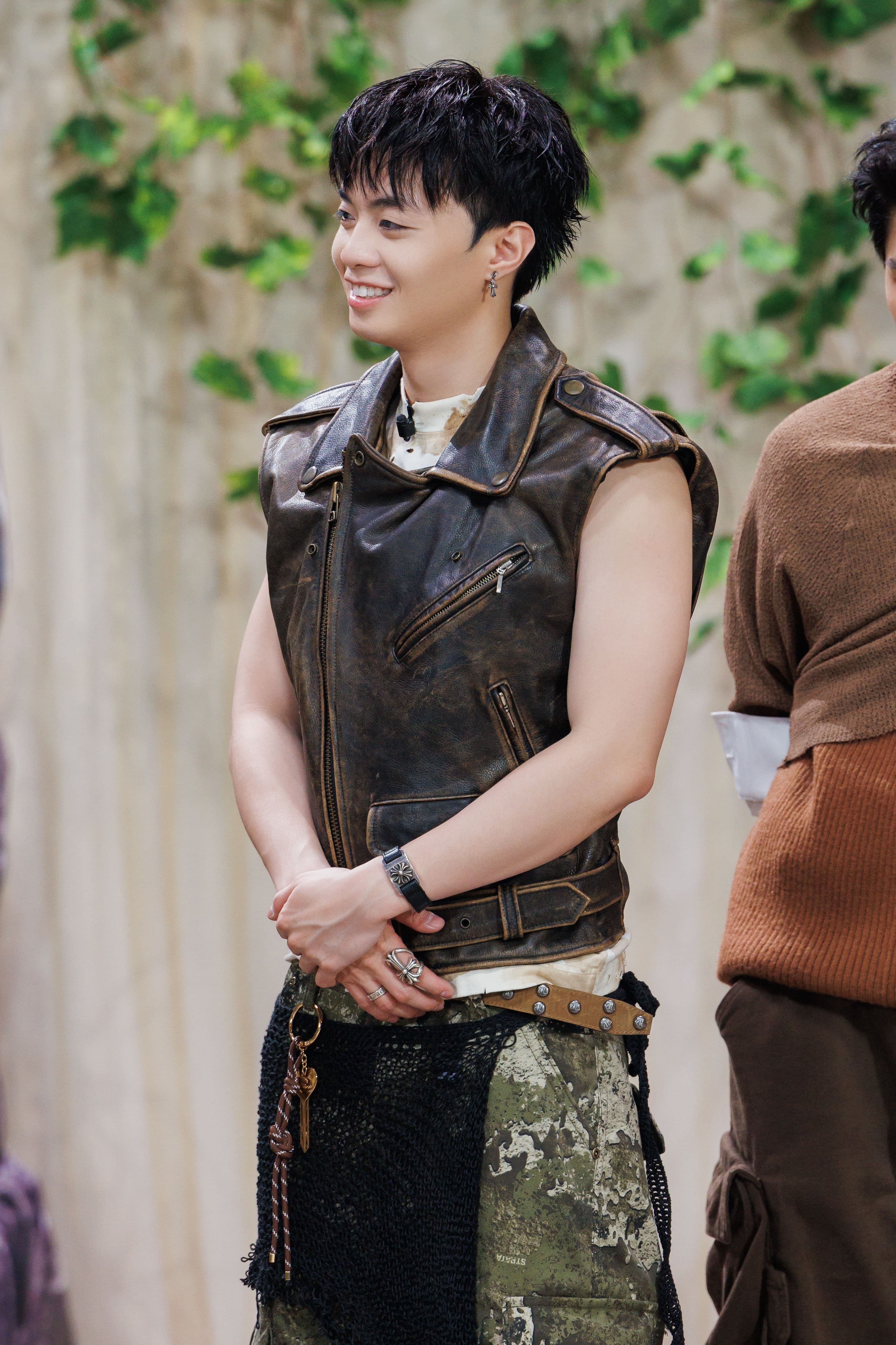 Negav, đội trưởng và thí sinh dẫn đầu Anh trai 'say hi' mùa 2, trong trang phục cá tính.