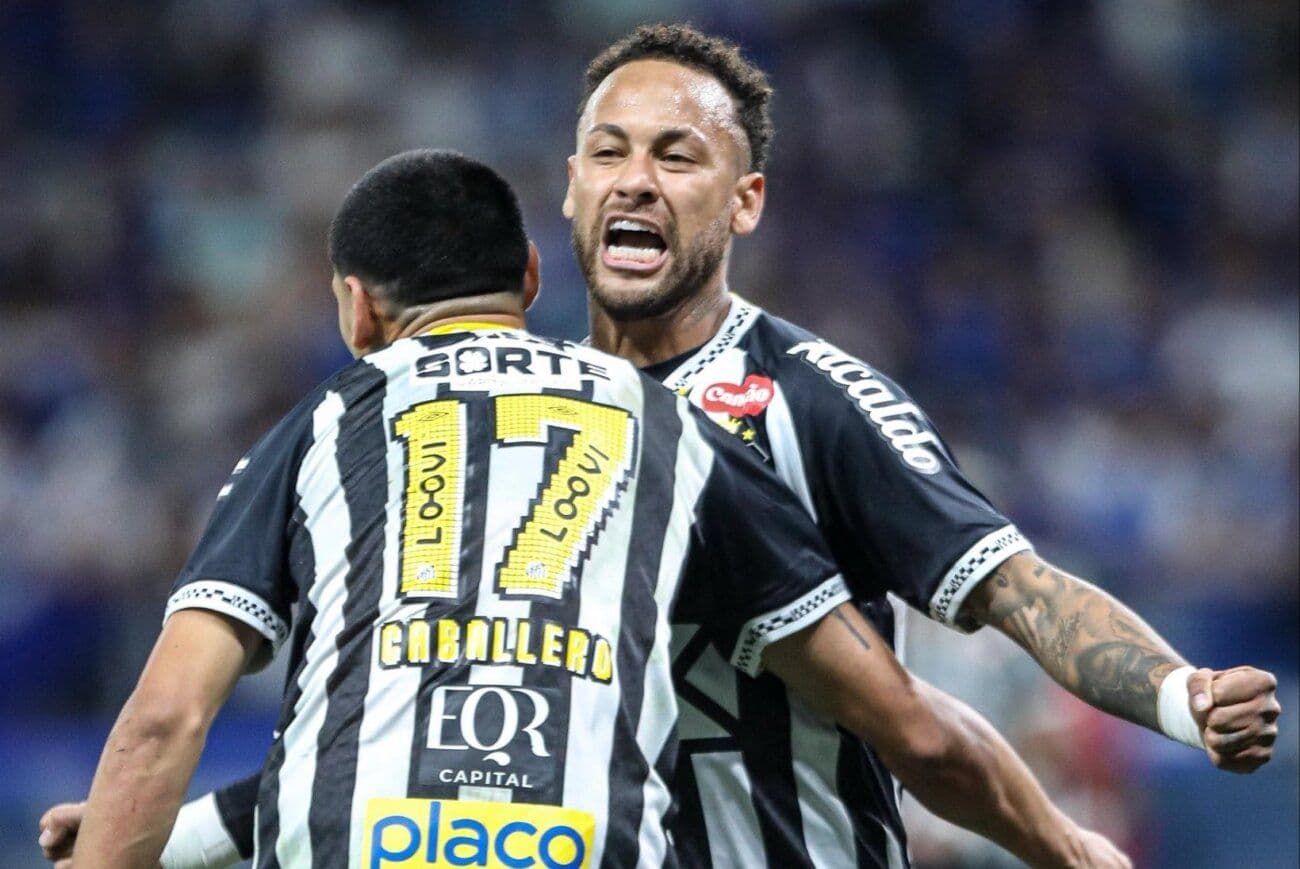 Neymar ăn mừng bàn thắng cùng đồng đội, thể hiện niềm vui và năng lượng trên sân cỏ.