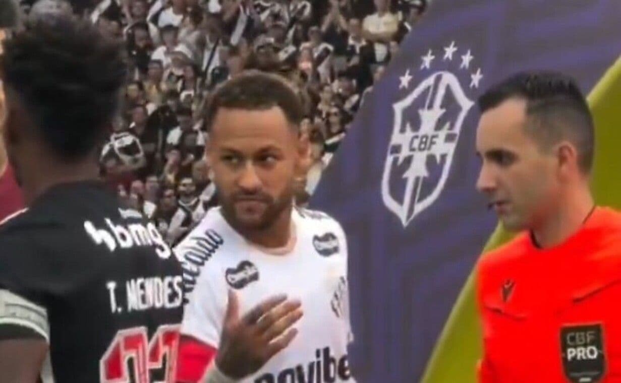 Neymar trên sân cỏ, đối mặt với cầu thủ từ chối bắt tay, minh họa cho những kịch tính trong sự nghiệp của anh.