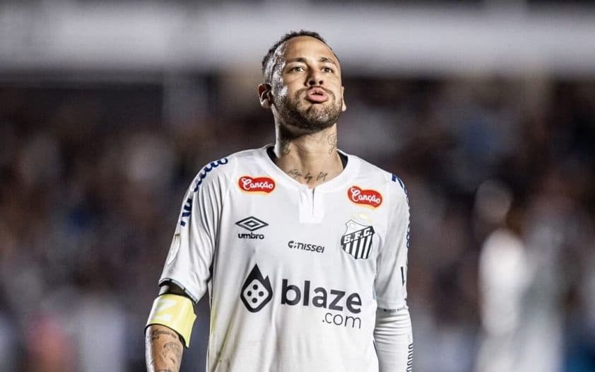 Neymar trong màu áo Santos FC với vẻ mặt đầy suy tư, tượng trưng cho gánh nặng trụ hạng