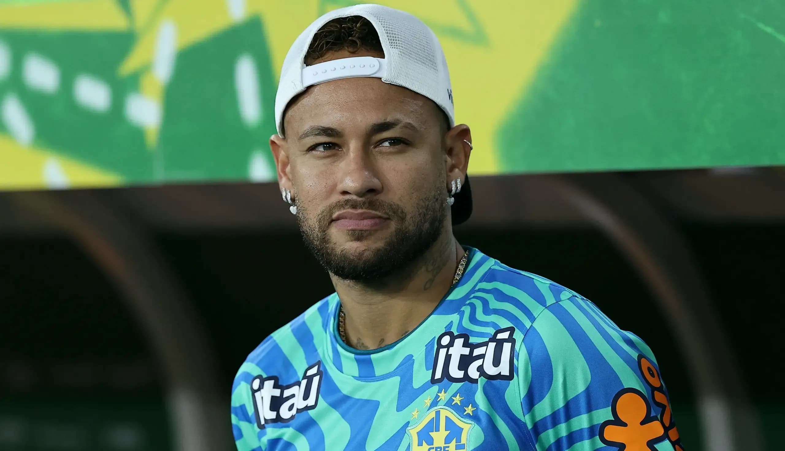 Neymar trong trang phục tập luyện của đội tuyển Brazil, ánh mắt thể hiện sự quyết tâm và suy tư về 'vũ điệu cuối cùng' của mình.