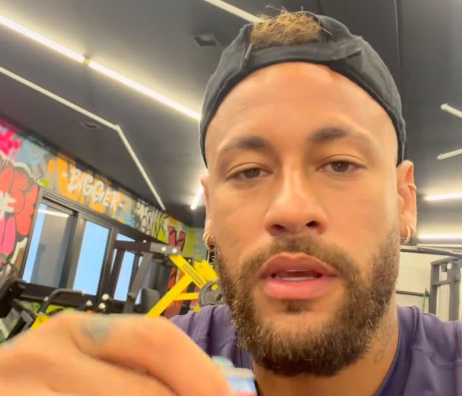 Neymar với vẻ mặt nghiêm nghị, nhìn thẳng vào ống kính, thể hiện sự phản kháng trước những lời chỉ trích.