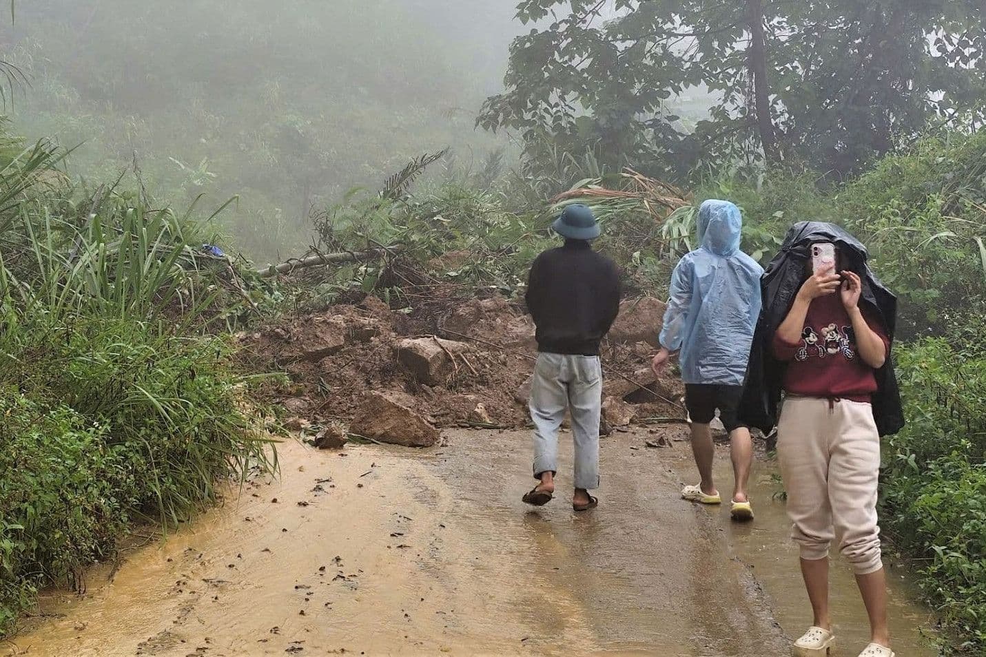 Đường bị sạt lở, tắc nghẽn do mưa lớn kéo dài ở miền Trung, gây khó khăn cho người dân.
