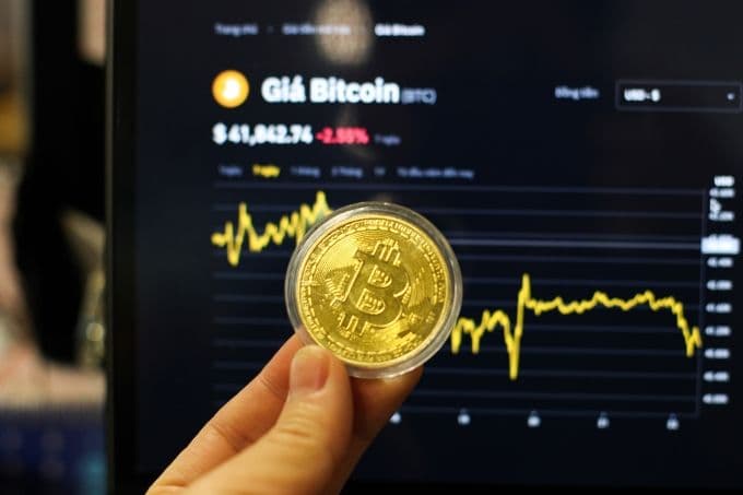 Đồng Bitcoin và biểu đồ giá, tượng trưng cho tài sản số và tài sản ảo được dùng làm tài sản đảm bảo cho doanh nghiệp.