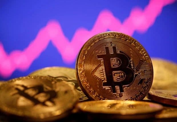 Đồng Bitcoin vật lý với biểu đồ giá tăng trưởng mạnh mẽ