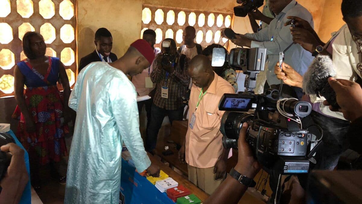 Ứng cử viên đối lập Cabral Libii bỏ phiếu trong cuộc bầu cử ở Cameroon, giữa sự chú ý của truyền thông.