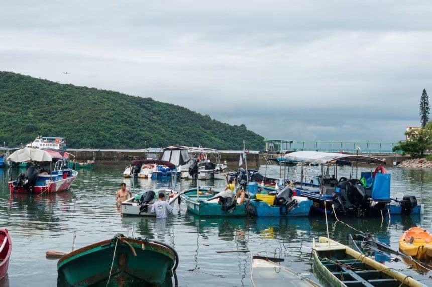 Ngư dân Hong Kong chủ động đưa thuyền vào nơi tránh trú, minh họa hành động kiến tạo trước siêu bão.