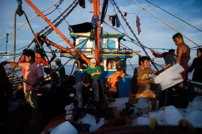 Ngư dân Philippines chuẩn bị cho chuyến đi biển, mong muốn một Biển Đông hòa bình và ổn định cho tương lai.