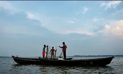 Ngư dân trên biển rộng lớn, tượng trưng cho cuộc tìm kiếm MH370 kéo dài trên đại dương.