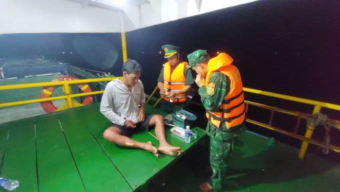Ngư dân Trần Ngọc Thạch kiệt sức được lực lượng biên phòng tiếp nhận sau 24 giờ sinh tồn trên biển