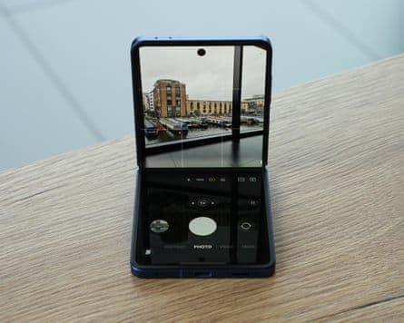 Ứng dụng camera của Samsung đang được sử dụng ở chế độ Flex Mode trên Galaxy Z Fold7.