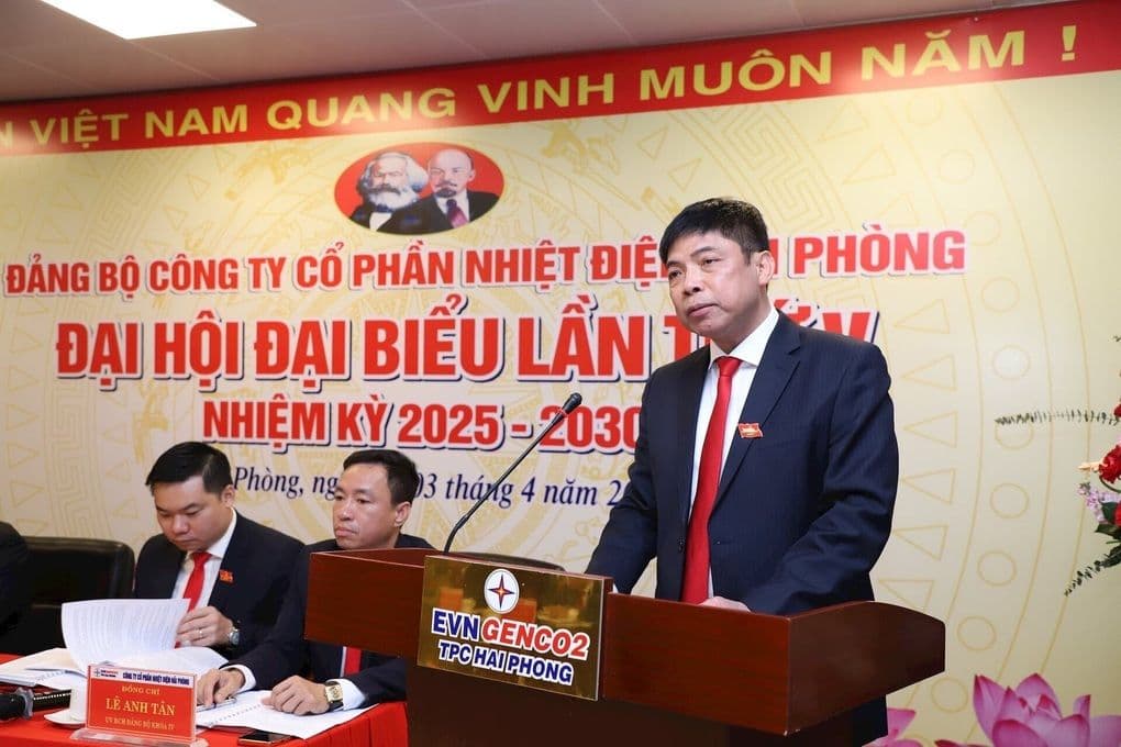 Ông Dương Sơn Bá, Tổng giám đốc Nhiệt điện Hải Phòng, phát biểu tại đại hội công ty, người bị khởi tố vì làm giả dữ liệu môi trường.