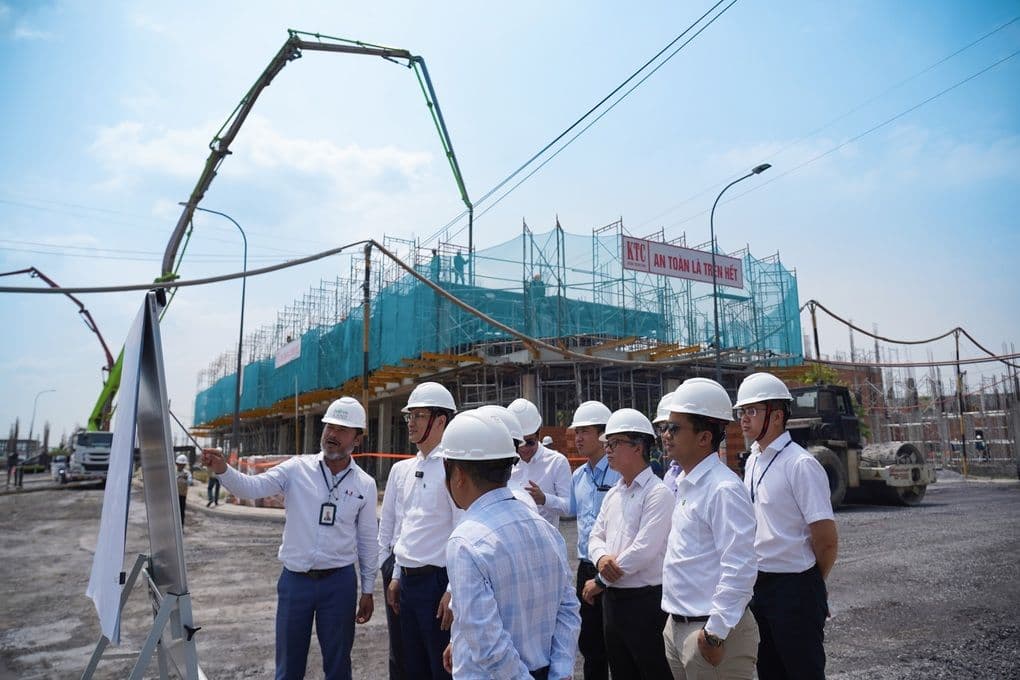 Ông Dương Văn Bắc và ban lãnh đạo Novaland kiểm tra tiến độ tại công trường dự án, thể hiện nỗ lực vượt qua khủng hoảng.