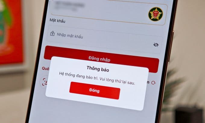 Ứng dụng VNeID hiển thị thông báo lỗi quá tải khi người dân truy cập để đăng ký an sinh xã hội.
