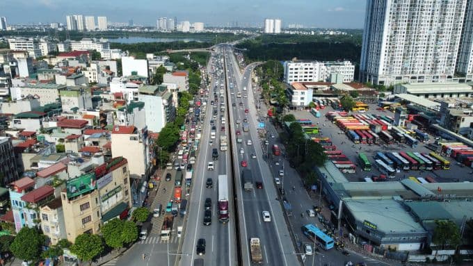 Đường Giải Phóng (Quốc lộ 1) đoạn qua bến xe Nước Ngầm, Hà Nội, với mật độ giao thông và đô thị hiện hữu.
