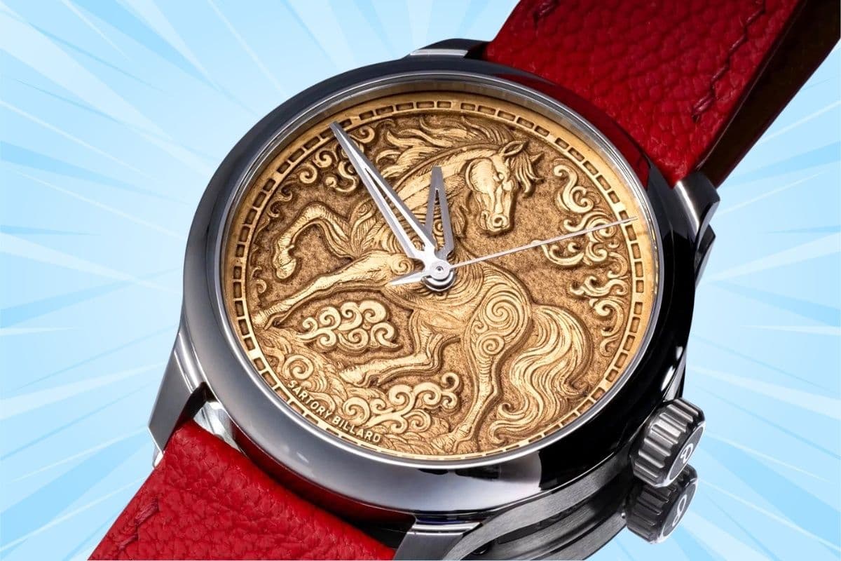 Đồng hồ Thụy Sĩ mạ vàng với hình ảnh ngựa, biểu tượng cho năm Bính Ngọ 2026 và năng lượng Ngựa Lửa.
