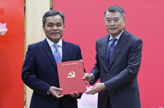 Ông Hồ Văn Niên nhận quyết định của Bộ Chính trị từ Trưởng ban Tổ chức Trung ương Lê Minh Hưng, đánh dấu việc điều động đến Quảng Ngãi.