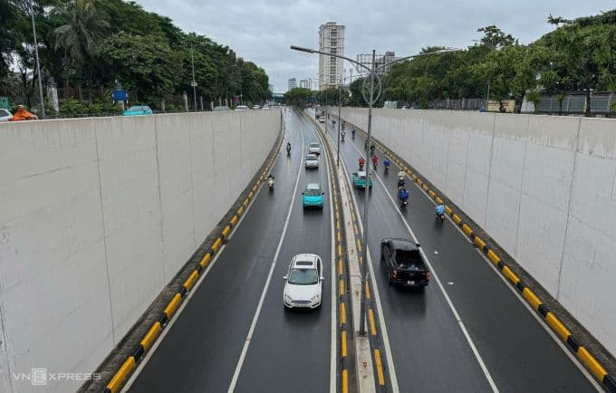 Đường hầm Kim Liên ở Hà Nội vắng vẻ phương tiện giao thông khi người dân ứng phó với bão Wipha