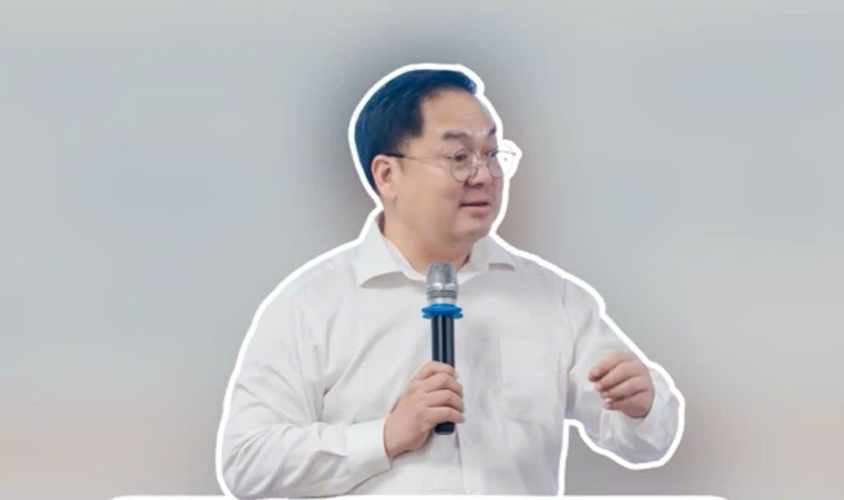 Ông Hoàng Nam Tiến, 'Giáo Tiến', đang diễn thuyết, truyền cảm hứng về văn hóa đọc và tự học.