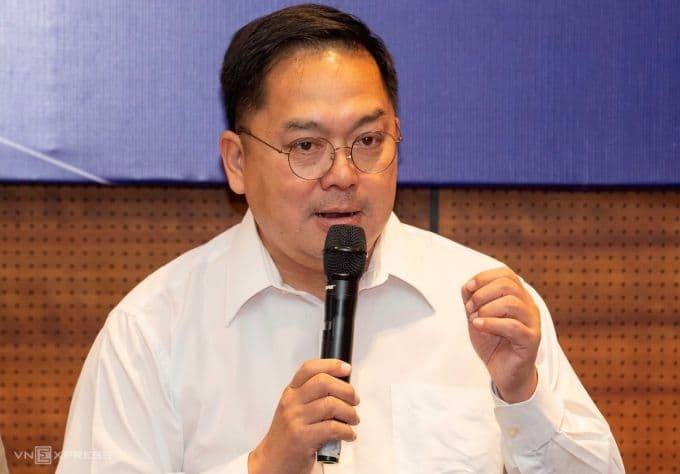 Ông Hoàng Nam Tiến phát biểu tại sự kiện, thể hiện vai trò diễn giả truyền cảm hứng.