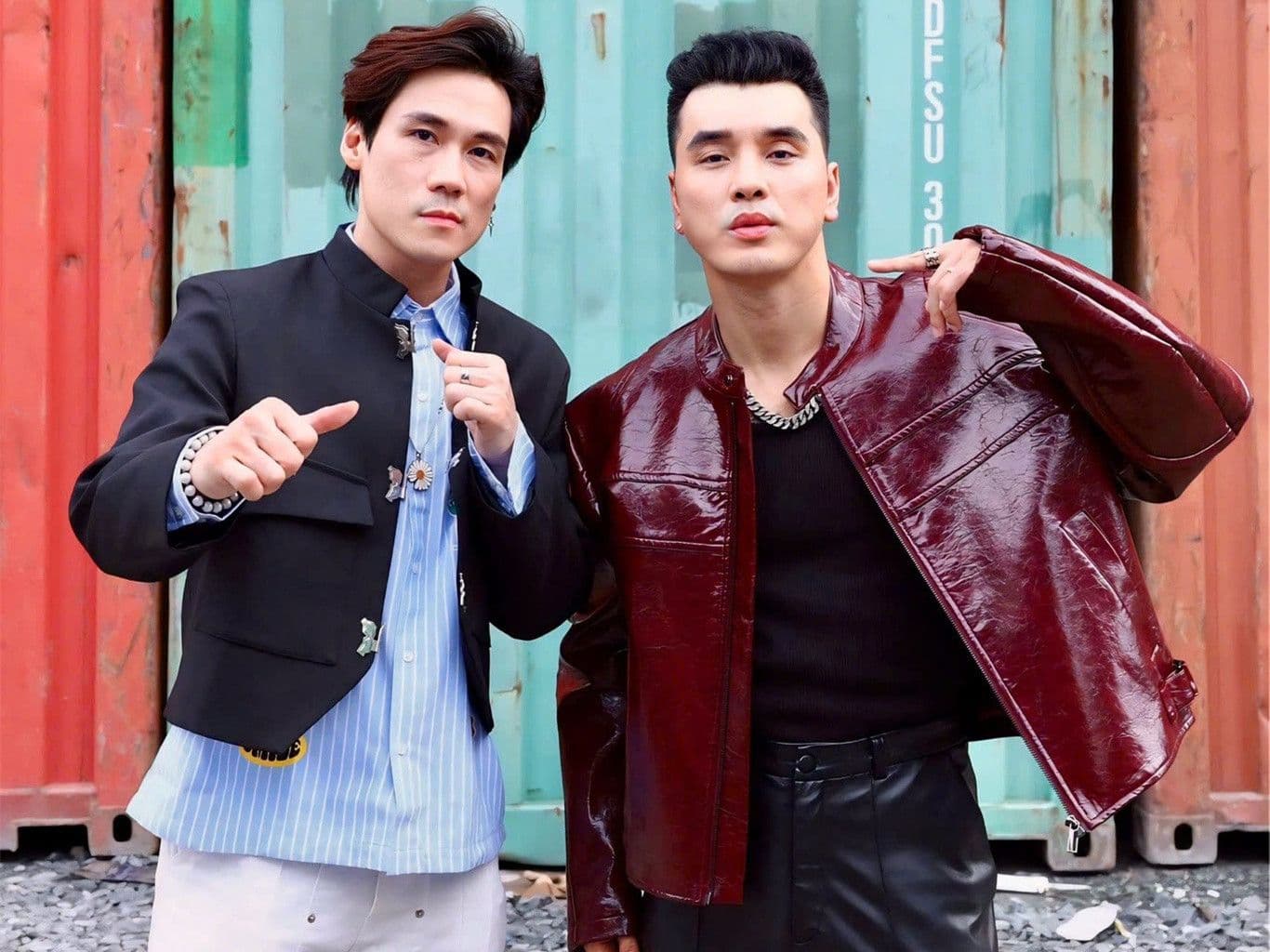 Ưng Hoàng Phúc và Khánh Phương, hai thành viên nhóm Ngũ Hổ Tướng, trong bối cảnh quay MV 'Anh Em Trước Sau Như Một'.
