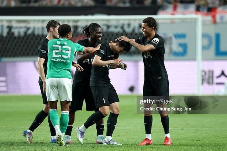 Đồng đội tri ân Son Heung-min trong khoảnh khắc chia tay đầy xúc động.