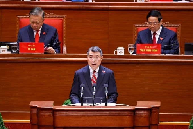 Ông Lê Minh Hưng, Trưởng Ban Tổ chức Trung ương, trình bày báo cáo công tác nhân sự tại Đại hội XIV.