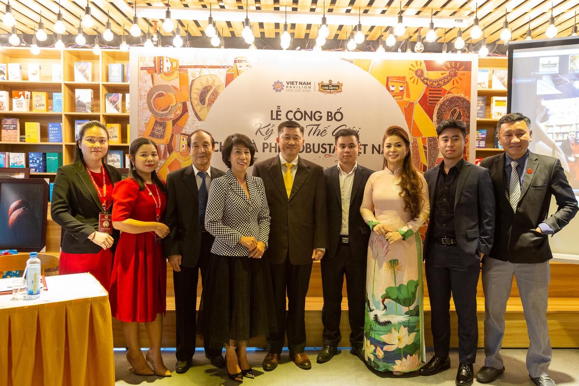 Đặng Lê Nguyên Vũ và đội ngũ tại sự kiện công bố kỷ lục cà phê Robusta, thể hiện di sản Trung Nguyên.