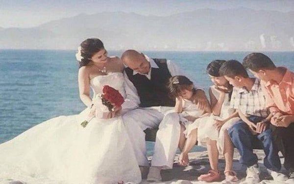 Đặng Lê Nguyên Vũ và Lê Hoàng Diệp Thảo cùng bốn người con bên bờ biển, tượng trưng cho nền tảng gia đình.