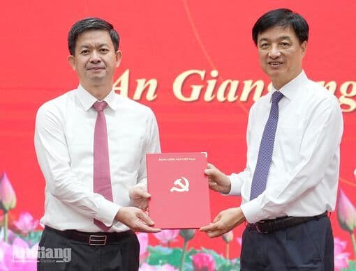 Ông Lê Quang Tùng nhận quyết định bổ nhiệm Bí thư Tỉnh ủy An Giang, đánh dấu bước ngoặt mới trong sự nghiệp.
