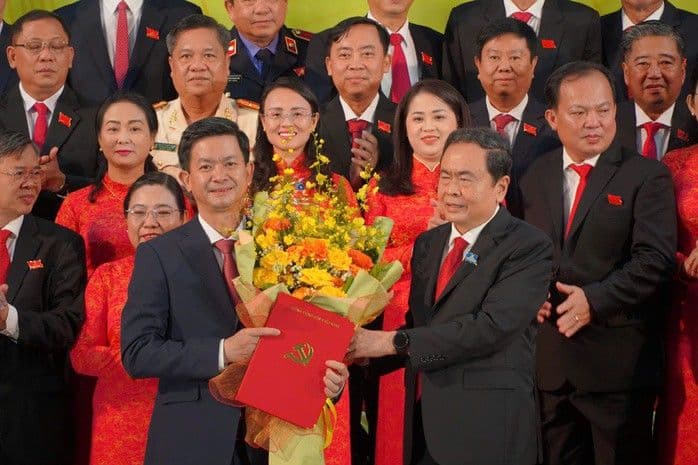 Ông Lê Quang Tùng nhận quyết định và hoa chúc mừng khi nhậm chức Bí thư Thành ủy Cần Thơ