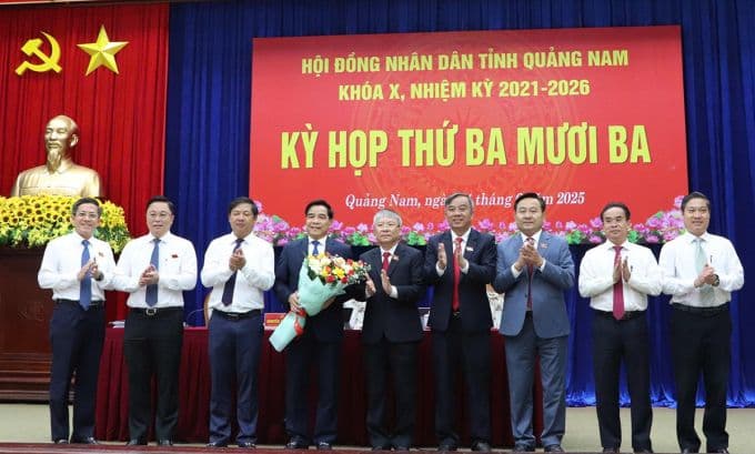 Ông Lê Văn Dũng (thứ tư từ trái qua) nhận hoa từ lãnh đạo HĐND tỉnh Quảng Nam, sáng 24/6. Ảnh: Đắc Thành