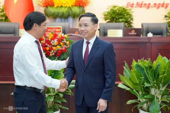 Ông Lương Nguyễn Minh Triết chúc mừng ông Phạm Đức Ấn, thể hiện sự chuyển giao lãnh đạo và cam kết phát triển Đà Nẵng.