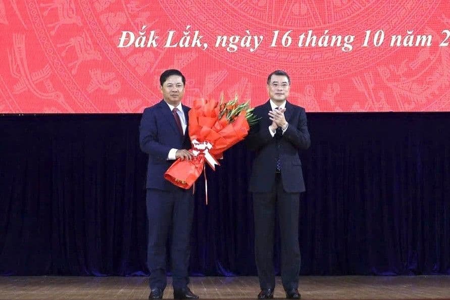 Ông Lương Nguyễn Minh Triết nhận hoa chúc mừng tại lễ chuyển giao nhiệm vụ Bí thư Tỉnh ủy Đắk Lắk