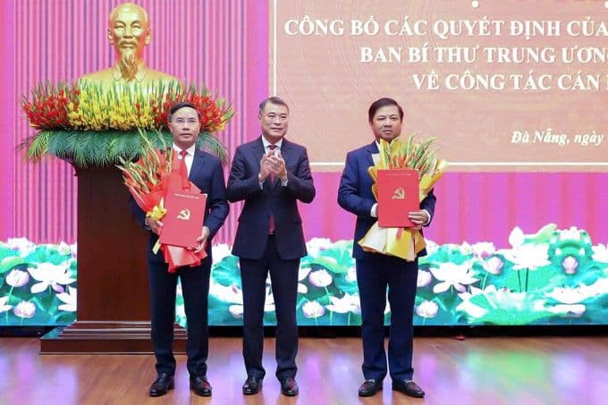 Ông Lương Nguyễn Minh Triết (phải) nhận quyết định bổ nhiệm và hoa chúc mừng từ Trưởng ban Tổ chức Trung ương Lê Minh Hưng (giữa) tại buổi lễ công bố.