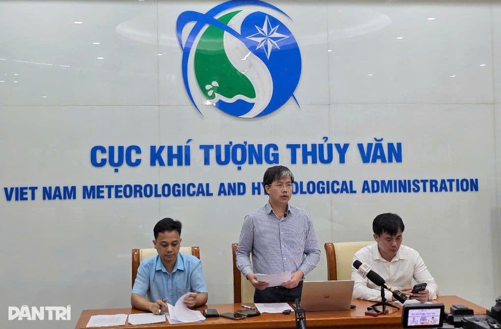 Ông Mai Văn Khiêm, Giám đốc Trung tâm Dự báo Khí tượng Thủy văn Quốc gia, phát biểu về diễn biến bất thường của bão Wipha.